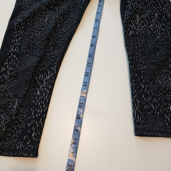 Fabletics Printed Capris Pants - Picture 4 of 5